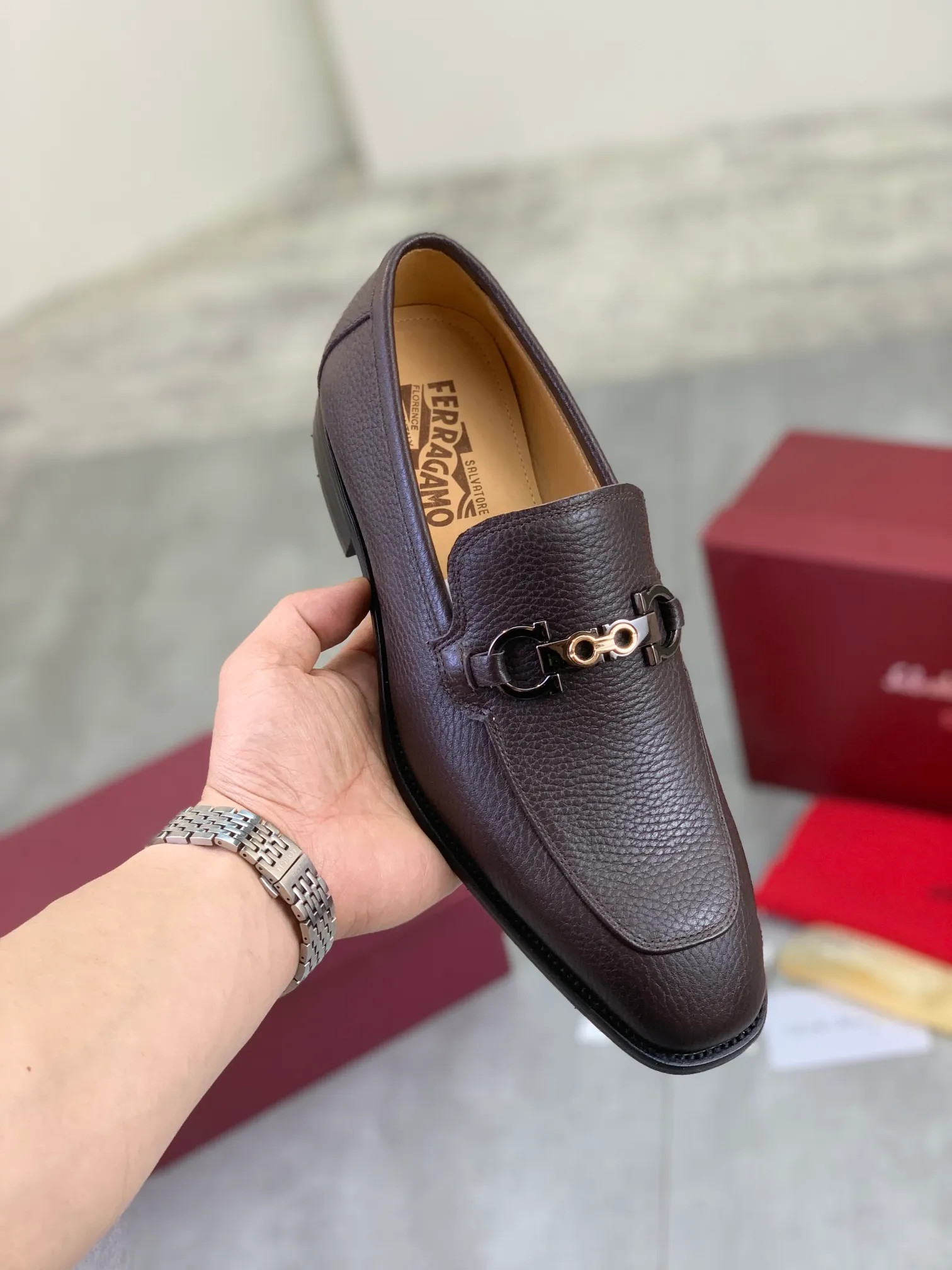 Men's Men's Shoes 💰P460💰[New Style] Water-dyed Niuli 🆘[Salvatore Ferragamo] Ferragamo's latest casual business leather shoes for men! Available at counters simultaneously! The fabric is made of specially imported original pebbled calfskin, and the lining is made of imported water-dyed cowhide. It is absolutely luxurious and leads the fashion trend. Matching code: 38-47 black and brown optional